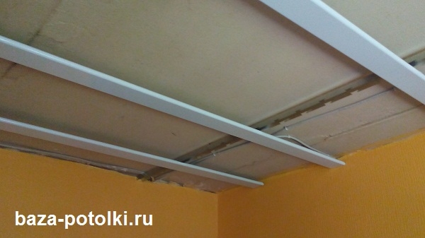 Процесс установки белого глянцевого реечного потолка из алюминиевых панелей 