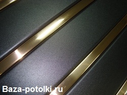 Черный реечный подвесной потолок из алюминиевых реек.
