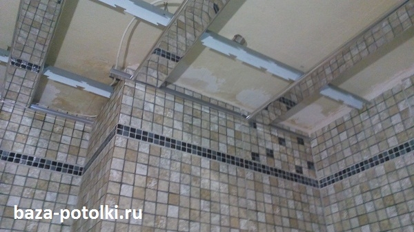Установка зеркальных панелей реечного потолка и торцевого профиля