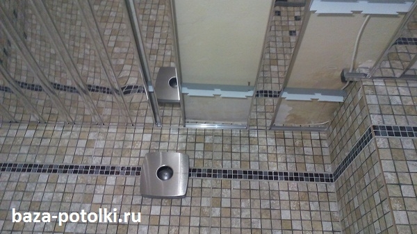 Реечный алюминиевый зеркальный потолок в ванной комнате